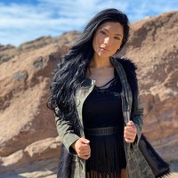 Itu hanya barang materialistis. Aku ingin membagikan ceritaku dan aku ingin menginspirasi orang jadi menurutku itu nilainya lebih dari satu tas, ujarnya. Foto: Instagram @bellabaezofficial