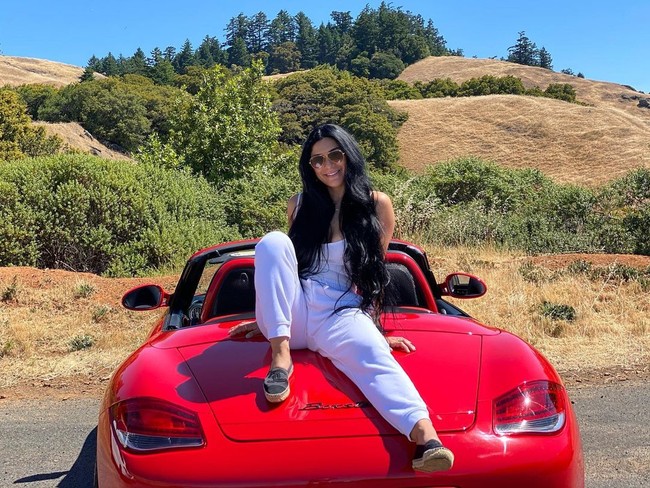 Bella Baez pun bukan satu-satunya model yang mengaku sudah keluar banyak uang untuk tampil di majalah pria dewasa. Wanita lain bernama Marina Pahomova mengaku ditipu sampai harus membayar total Rp 158 jutaan untuk sampulnya di Maxim Afrika Selatan. Brian B. Hayes sendiri pun dilaporkan sudah mengelabui ratusan model senilai 1,5 juta (Rp 21 miliaran). Foto: Instagram @bellabaezofficial