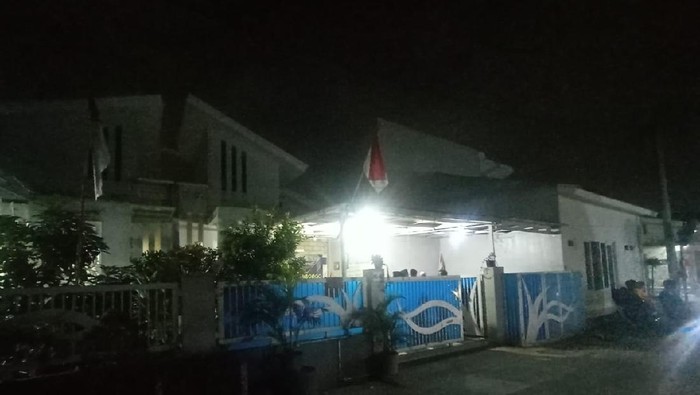 Bendera Palestina di rumah warga di Depok diturunkan dan diganti Merah Putih (Dok.Polsek Beji)