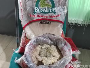 Bulog Ganti Beras Menggumpal dan Berbau Tak Sedap yang Diterima Warga Sidoarjo