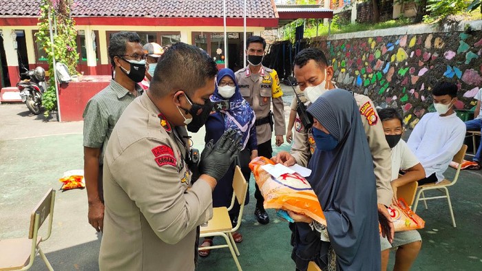Berbagi dengan Anak Yatim di Tengah Pandemi Memaknai tahun baru islam, Polsek Cimanggis bersama Pramuka menggelar baksos bagi warga sekitar yang membutuhkan di tengah pandemi.
