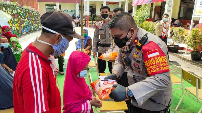 Berbagi dengan Anak Yatim di Tengah Pandemi Memaknai tahun baru islam, Polsek Cimanggis bersama Pramuka menggelar baksos bagi warga sekitar yang membutuhkan di tengah pandemi.