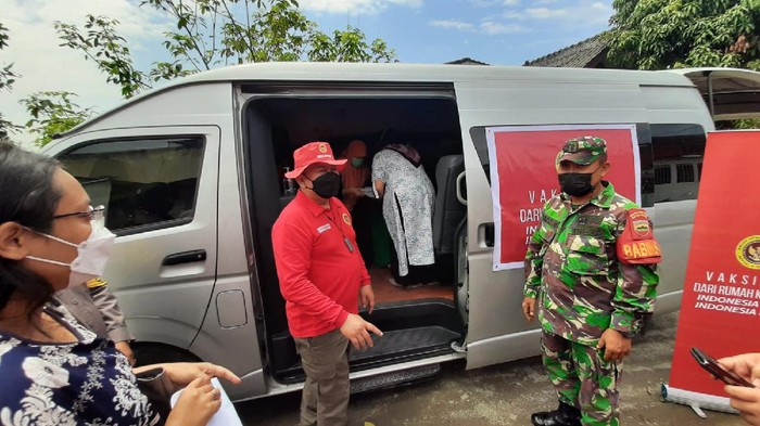 BIN melakukan vaksinasi COVID-19 lanjutan kepada warga di Medan, Sumut. Kali ini BIN menggunakan mobil keliling untuk menjangkau warga. (dok Istimewa)