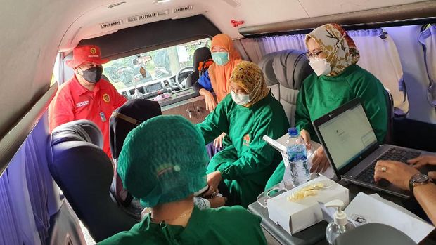 BIN melakukan vaksinasi COVID-19 lanjutan kepada warga di Medan, Sumut. Kali ini BIN menggunakan mobil keliling untuk menjangkau warga. (dok Istimewa)