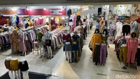 Beberapa kios sudah mulai berjualan. Akan tetapi tidak ada pengunjung yang mendatangi ke kios tersebut. 