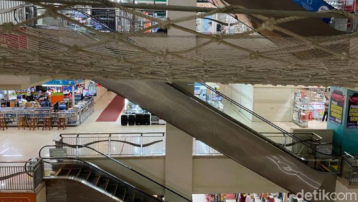 Blok M Square Masih Sepi Pengunjung Meski operasional mal telah dibuka, namun suasana di dalam Blok M Square, Jakarta, Kamis (12/08/2021), terlihat sepi dari pengunjung.
