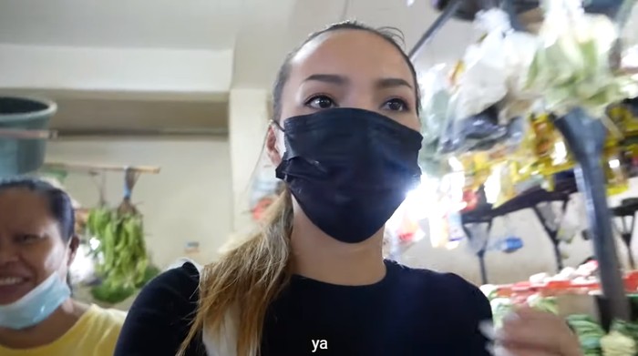 Bule cantik bagikan pengalamannya berbelanja sayuran di pasar Karbela Bule cantik bagikan pengalamannya berbelanja sayuran di pasar Karbela