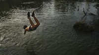 Cuaca panas ini mendorong penduduk lokal dan turis mencari tempat teduh dan air pendingin menghindari serangan suhu ekstrem. AP Photo/Alvaro Barrientos  