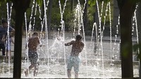 Selain itu ada yang menyegarkan diri di air mancur taman kota.  