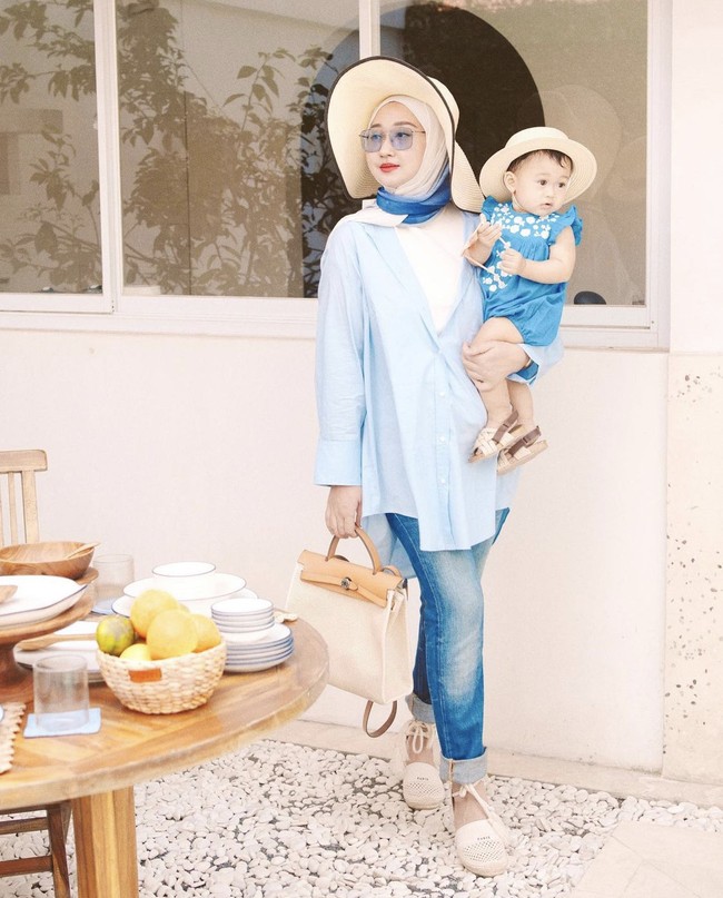 Rumi sudah tampil stylish sejak lahir. Dian Pelangi yang merasa bersyukur dikaruniai buah hati, memadu padankan busana yang dikenakan oleh anaknya.  Foto: Dok. Instagram @dianpelangi.