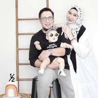 Sandy Nasution dan Dian Pelangi melakukan perayaan ulang tahunn Rumi yang menginjak usia enam bulan #dirumahaja. Ketiganya kompak mengenakan busana monokrom. Foto: Dok. Instagram @dianpelangi.