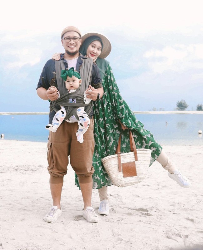 Dian Pelangi, Sandy Nasution dan Rumi mengabadikan momen saat sedang liburan ke Pantai Ancol, Jakarta Utara. Rumi memakai turban pita yang bikin gemas yang matching dengan busana Dian. Foto: Dok. Instagram @dianpelangi.