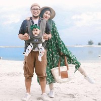 Dian Pelangi, Sandy Nasution dan Rumi mengabadikan momen saat sedang liburan ke Pantai Ancol, Jakarta Utara. Rumi memakai turban pita yang bikin gemas yang matching dengan busana Dian. Foto: Dok. Instagram @dianpelangi.