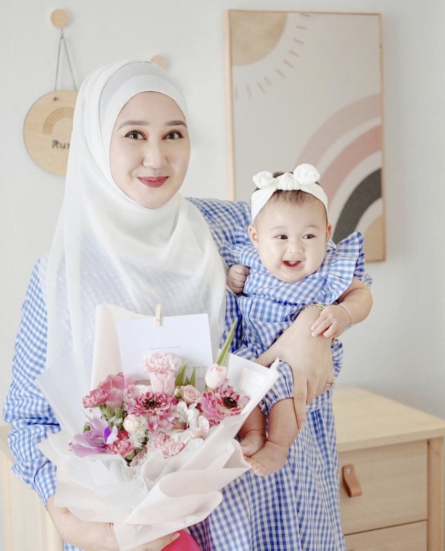 Dian Pelangi yang merupakan perancang busana muslim sengaja membuat busana dengan motif yang senada dengan anaknya. Dian dan Rumi mengenakan dres motif gingham biru putih. Foto: Dok. Instagram @dianpelangi.