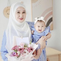 Dian Pelangi yang merupakan perancang busana muslim sengaja membuat busana dengan motif yang senada dengan anaknya. Dian dan Rumi mengenakan dres motif gingham biru putih. Foto: Dok. Instagram @dianpelangi.