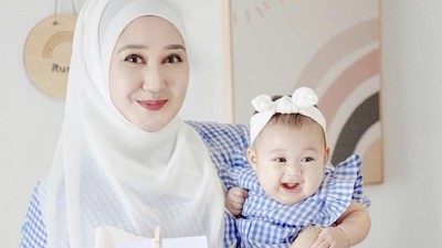 Intip 10 Inspirasi OOTD Dian Pelangi Bersama Anaknya, Rumi yang Bikin Gemas
