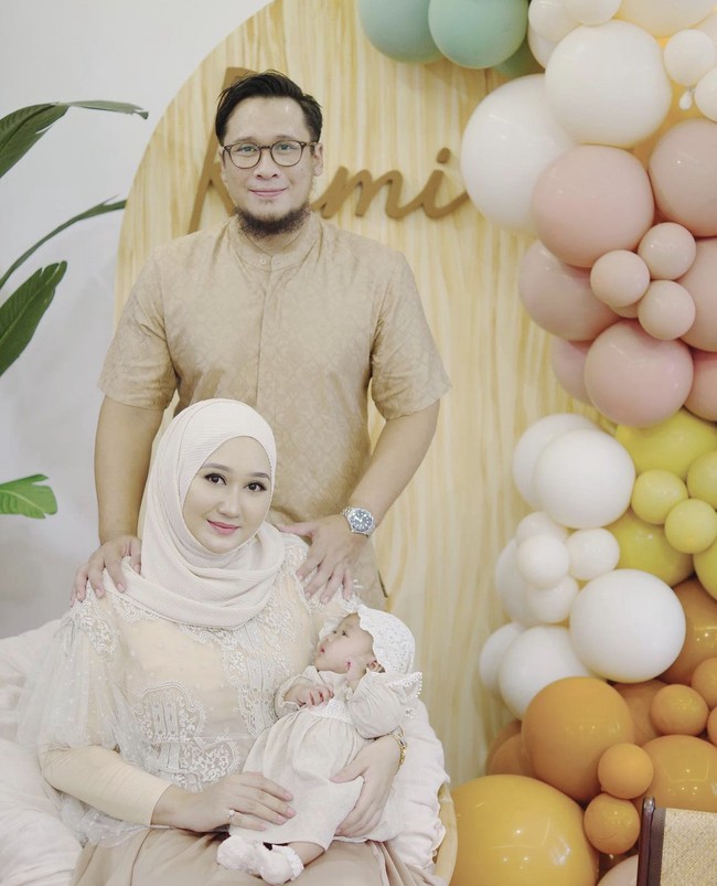 Wanita yang bernama lengkap Dian Wahyu Utami melahirkan anak pertamanya pada 16 Agustus 2020. Buah hatinya bersama sang suami Sandy Nasution itu diberi nama Maika Rumaisha Al Aqsa Nasution atau dipanggil Rumi. Dian kerap mengunggah kegiatannya bersama Rumi di akun Instagramnya. Foto: Dok. Instagram @dianpelangi.