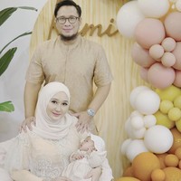 Wanita yang bernama lengkap Dian Wahyu Utami melahirkan anak pertamanya pada 16 Agustus 2020. Buah hatinya bersama sang suami Sandy Nasution itu diberi nama Maika Rumaisha Al Aqsa Nasution atau dipanggil Rumi. Dian kerap mengunggah kegiatannya bersama Rumi di akun Instagramnya. Foto: Dok. Instagram @dianpelangi.