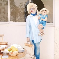 Rumi sudah tampil stylish sejak lahir. Dian Pelangi yang merasa bersyukur dikaruniai buah hati, memadu padankan busana yang dikenakan oleh anaknya.  Foto: Dok. Instagram @dianpelangi.