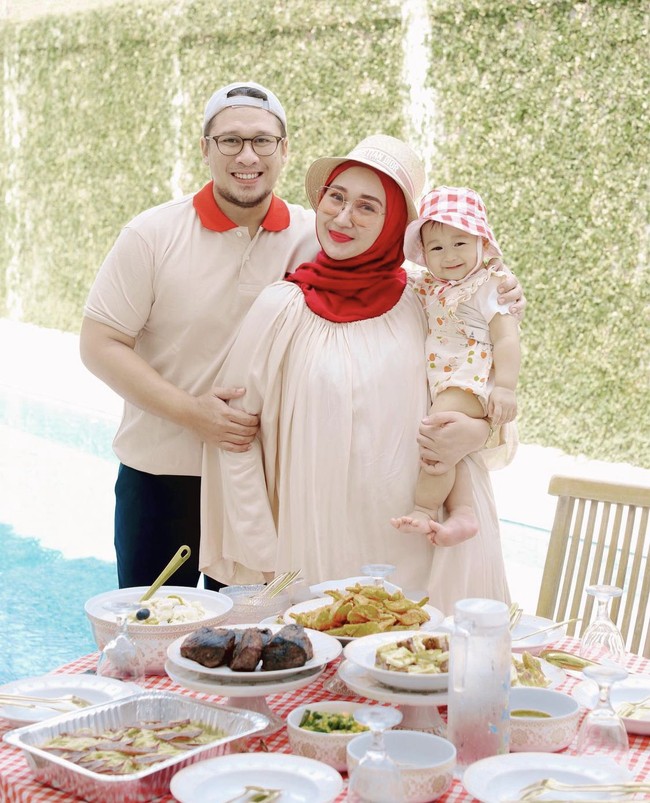 Dian Pelangi mengadakan perayaan sederhana #dirumahaja untuk suaminya, Sandy Nasution yang berulang tahun. Ketika berfoto bersama, Rumi lagi-lagi tersenyum manja. Foto: Dok. Instagram @dianpelangi.