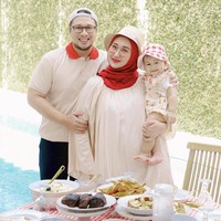 Dian Pelangi mengadakan perayaan sederhana #dirumahaja untuk suaminya, Sandy Nasution yang berulang tahun. Ketika berfoto bersama, Rumi lagi-lagi tersenyum manja. Foto: Dok. Instagram @dianpelangi.