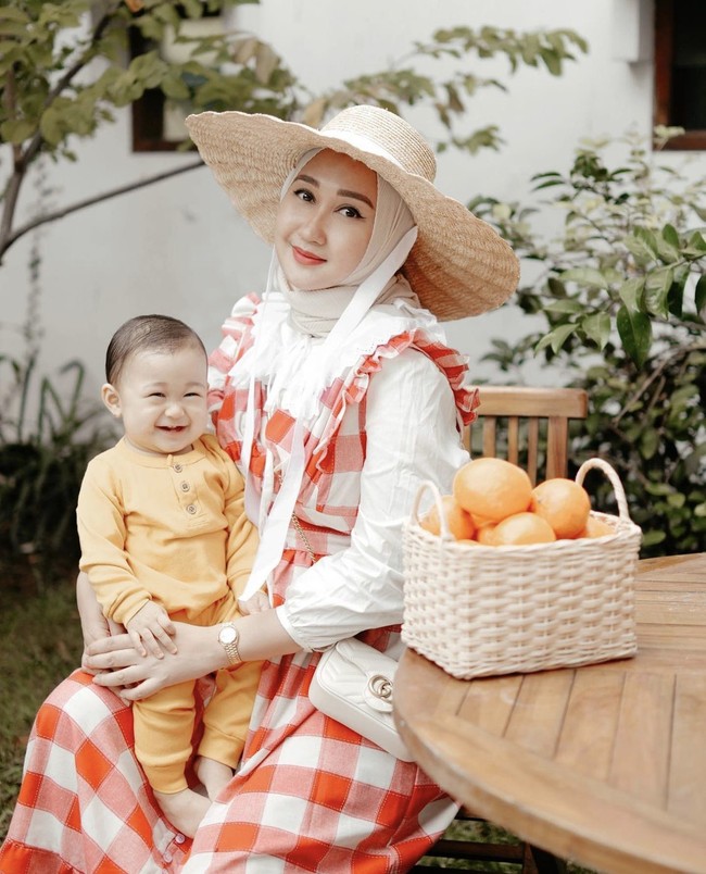 Semenjak pandemi dan PPKM mulai diberlakukan, Dian Pelangi dan Ru panggilan untuk Rumi mengadakan sesi foto #dirumahaja dengan tema piknik. Rumi senyumannya sungguh menggemaskan. Foto: Dok. Instagram @dianpelangi.