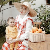 Semenjak pandemi dan PPKM mulai diberlakukan, Dian Pelangi dan Ru panggilan untuk Rumi mengadakan sesi foto #dirumahaja dengan tema piknik. Rumi senyumannya sungguh menggemaskan. Foto: Dok. Instagram @dianpelangi.