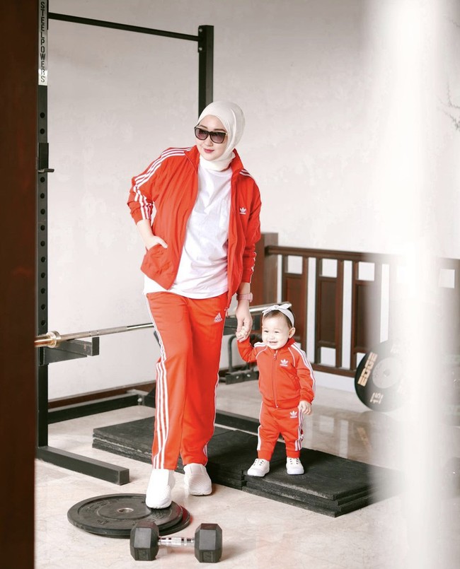 Tampil kompak saat olahraga, Dian Pelangi dan Rumi sama-sama memakai baju olahraga serba merah. Rumi selalu tersenyum ketika tertangkap kamera yang membuatnya semakin gemas. Foto: Dok. Instagram @dianpelangi.
