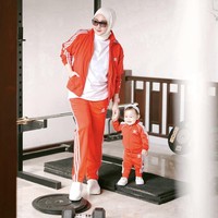 Tampil kompak saat olahraga, Dian Pelangi dan Rumi sama-sama memakai baju olahraga serba merah. Rumi selalu tersenyum ketika tertangkap kamera yang membuatnya semakin gemas. Foto: Dok. Instagram @dianpelangi.