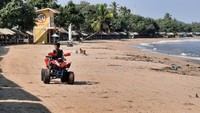 Kondisi ini diperparah dengan PPKM Level yang diterapkan pemerintah. Biasanya banyak turis dari Jakarta yang datang ke Pantai Florida Anyer tapi sekarang tidak ada. Dari pantauan detikcom, puluhan kios di Pantai Florida Anyer semuanya tutup kecuali warung milik Harianto. Saung-saung yang biasanya dijadikan tempat bersantai para wisatawan pun dibiarkan kosong.
