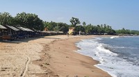 Pantai Florida Anyer terletak di Desa Ciparay, Anyer, Kota Serang, Banten. Pantai ini berada di antara Pantai Karang Bolong dan Pantai Pasir Putih Sirih. Sebelum COVID-19, pantai yang terkenal akan pasir bersihnya ini merupakan salah satu spot favorit wisatawan. Banyak dari mereka yang datang untuk bermain air, berburu foto, atau sekadar duduk menikmati suasana laut.
