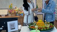 Meresmikan klinik kecantikan milik sang istri, dr. Richard Lee turut hadir di peresmiannya. Mereka berpose sambil potong tumpeng. Foto: instagram @dr.richard_lee
