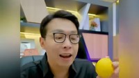 Manfaat lemon dibahas oleh dr. Richard Lee. Ia menjelaskan manfaat lemon yang bisa menurunkan berat badan. Dalam lemon terkandung beragam vitamin yang juga bisa menyehatkan badan. Foto: instagram @dr.richard_lee