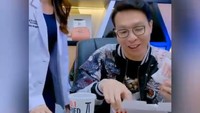 Sambil makan ayam goreng KFC, dr. Richard Lee berkolaborasi dengan dr. Chintia membahas soal kalori dalam ayam goreng dan nasi. Ternyata kalori seporsi fast food ini mencapai 1200 kalori. Foto: instagram @dr.richard_lee