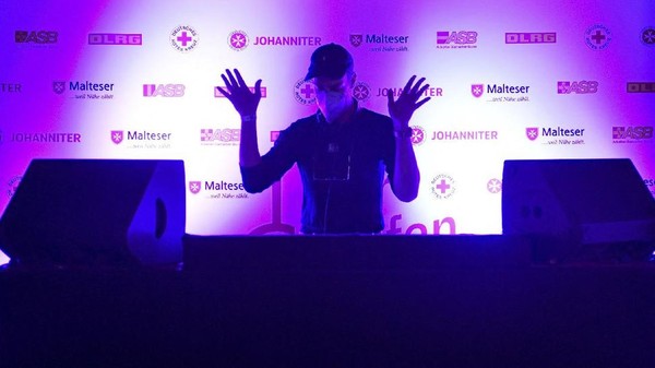 Biar suasana makin panas, pesta vaksinasi ini mendatangkan seorang DJ profesional. Dia memiliki pengalaman panjang manggung di kelab malam. (John MACDOUGALL / POOL / AFP) Biar suasana makin panas, pesta vaksinasi ini mendatangkan seorang DJ profesional. Dia memiliki pengalaman panjang manggung di kelab malam. (John MACDOUGALL / POOL / AFP)