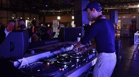 DJ yang memainkan musik ini tidak dibayar alias hanya menjadi relawan. (John MACDOUGALL / POOL / AFP)