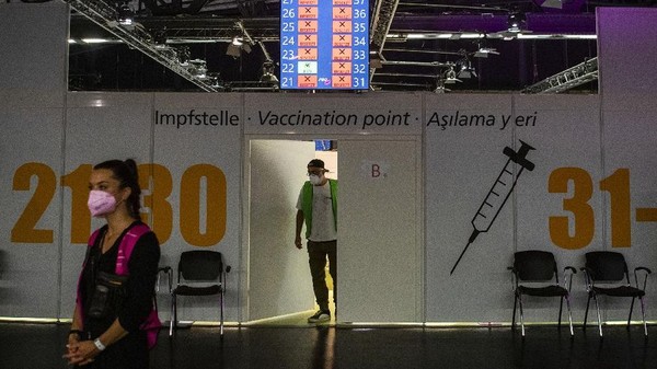 Berlin menggelar Pesta Vaksinasi di kelab malam Arena. (John MACDOUGALL / POOL / AFP)