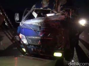 Elf Tabrak Truk di Tol Cipularang, 1 Orang Tewas