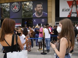 Ratusan fans PSG sudah mengantre di depan official store klub di deket Parc des Princes.  
