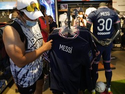 Tapi, hal itu tidak mempengaruhi karena jersey kandang dan tandang Messi yang laris hanya dalam tempo 20 menit! Dikutip Daily Star, jersey tersebut juga habis di penjualan secara daring.