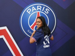 Ini menunjukkan betapa Messi sudah jadi magnet untuk fans PSG. Ini saja belum bermain, bagaimana nanti kalau Messi sudah bermain? Ironisnya klub lama Messi, Barcelona, malah mengalami kesulitan dalam penjualan jersey.