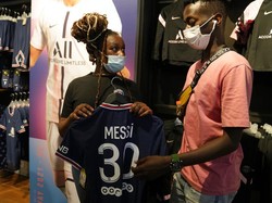 Dikutip dari Marca, jersey Barcelona Lionel Messi biasanya menghasilkan sampai 30 juta euro atau sekitar Rp 507 M selama semusim.