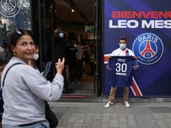 Sebelumnya, Messi sudah diresmikan pada Rabu (11/8) kemarin oleh PSG setelah didapatkan secara cuma-cuma, usai kontraknya habis di Barcelona. PSG memberikan kontrak berdurasi dua tahun dan gaji sebesar 35 juta euro per musim.