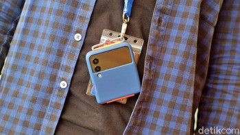 Jadi kamu bisa pasang di strap bareng nametag. Foto: Adi Fida Rahman/detikINET