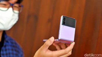 Samsung Galaxy Z Flip 3 juga diluncurkan belum lama ini dengan harga mulai dari Rp 14 jutaan hingga Rp 15 jutaan. Foto: Adi Fida Rahman/detikINET