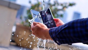 Samsung Galaxy Z Fold 3 mengantongi sertifikasi IPX8. Foto: Adi Fida Rahman/detikINET
