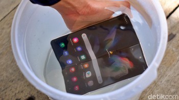 Galaxy Z Fold 3 dapat direndam hingga 30 menit. Foto: Adi Fida Rahman/detikINET