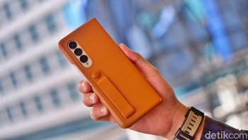 Samsung turut melengkapi Galaxy Z Fold dengan beragam aksesori. Foto: Adi Fida Rahman/detikINET