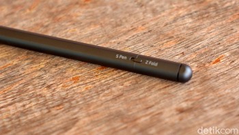 S Pen Pro memiliki tombol switch untuk mengubah mode S Pen atau Z Fold.Foto: Adi Fida Rahman/detikINET