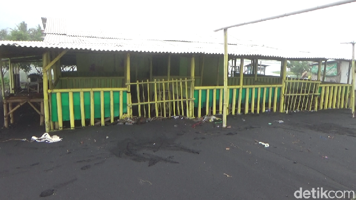 Gelombang tinggi terjadi di pantai selatan Lumajang. Gelombang dengan tinggi sekitar 6 meter itu menerjang warung di Pantai Watu Pecak, Desa Selok Awar-awar, Kecamatan Pasirian.